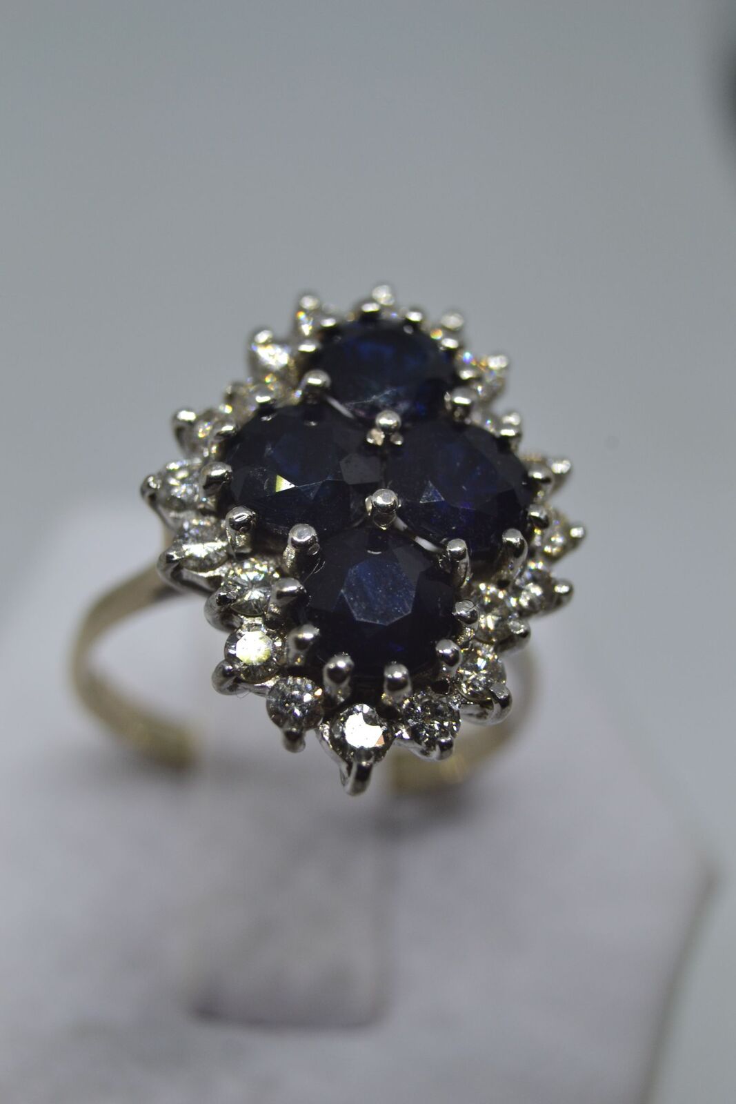 Discover our 18ct white gold sapphire and diamond cluster ring. Quatrefoil design, brilliant cut diamonds, vintage. Perfect for your special occasions. Shop today!