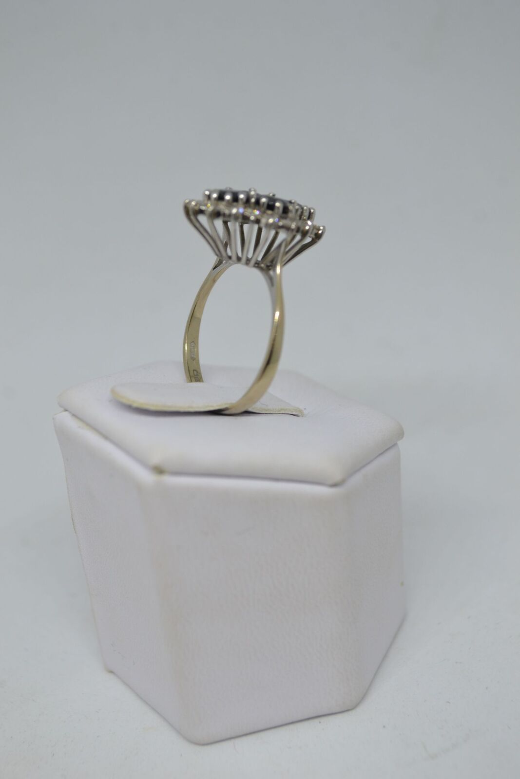 Discover our 18ct white gold sapphire and diamond cluster ring. Quatrefoil design, brilliant cut diamonds, vintage. Perfect for your special occasions. Shop today!