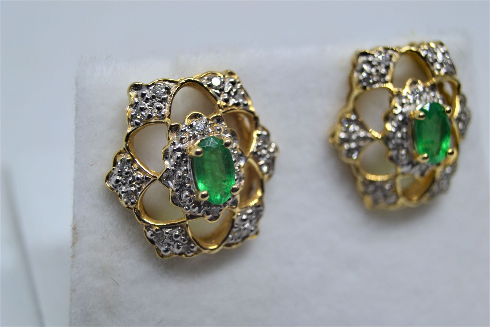 Discover our stunning 14ct gold & emerald lace earrings by Franklin-Mint. Elegant design, exceptional quality. Weight 3.5g. Shop now for jeweled luxury.