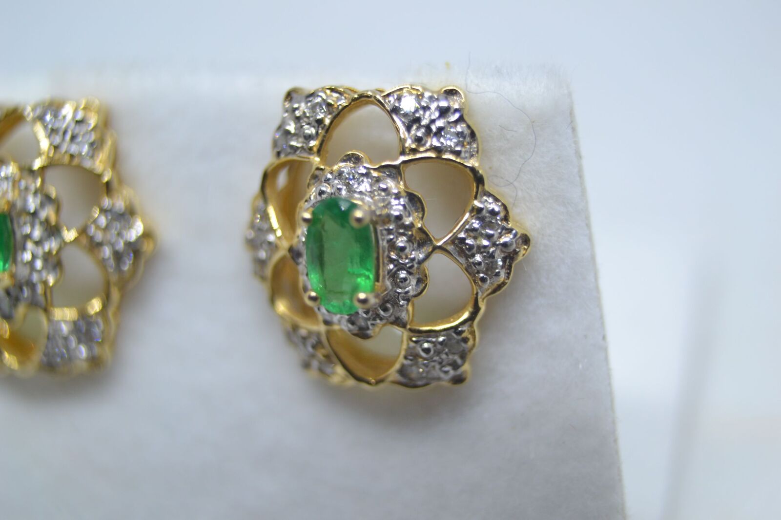 Discover our stunning 14ct gold & emerald lace earrings by Franklin-Mint. Elegant design, exceptional quality. Weight 3.5g. Shop now for jeweled luxury.