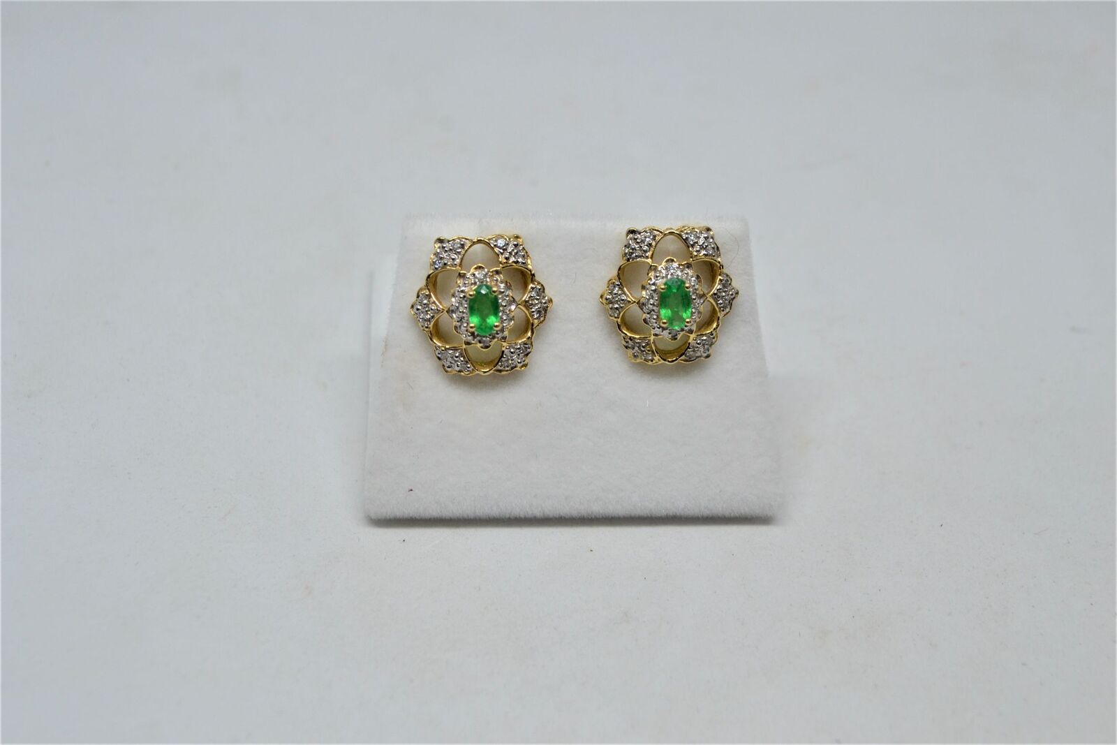Discover our stunning 14ct gold & emerald lace earrings by Franklin-Mint. Elegant design, exceptional quality. Weight 3.5g. Shop now for jeweled luxury.