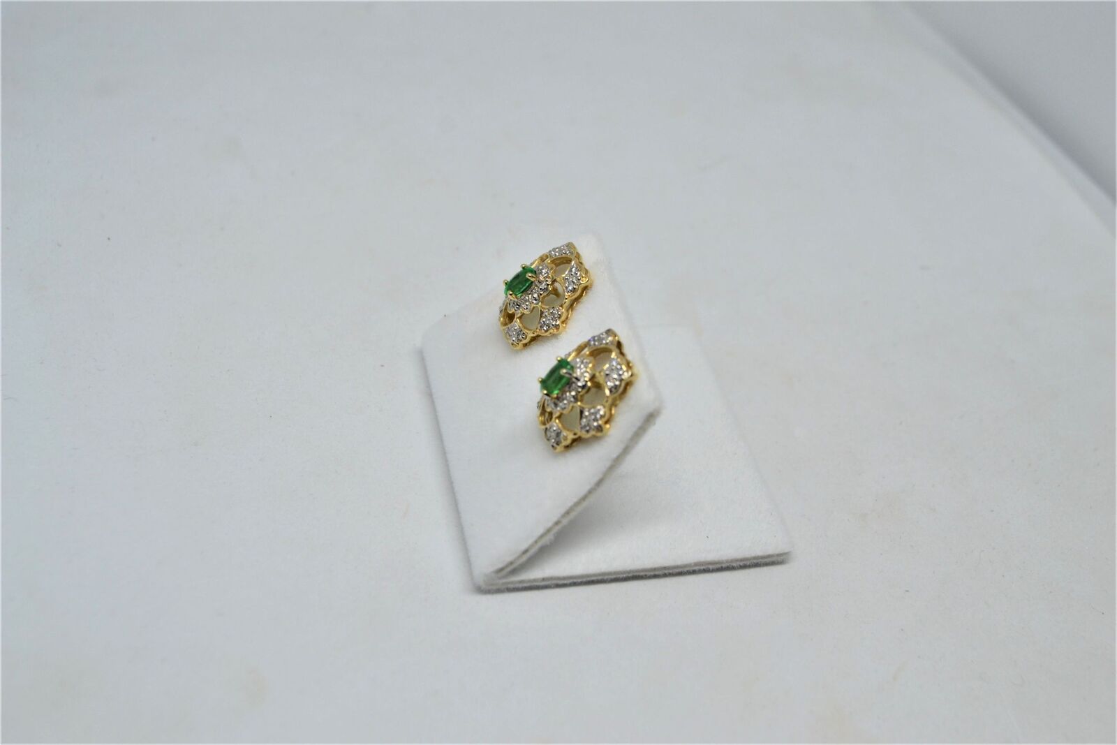 Discover our stunning 14ct gold & emerald lace earrings by Franklin-Mint. Elegant design, exceptional quality. Weight 3.5g. Shop now for jeweled luxury.