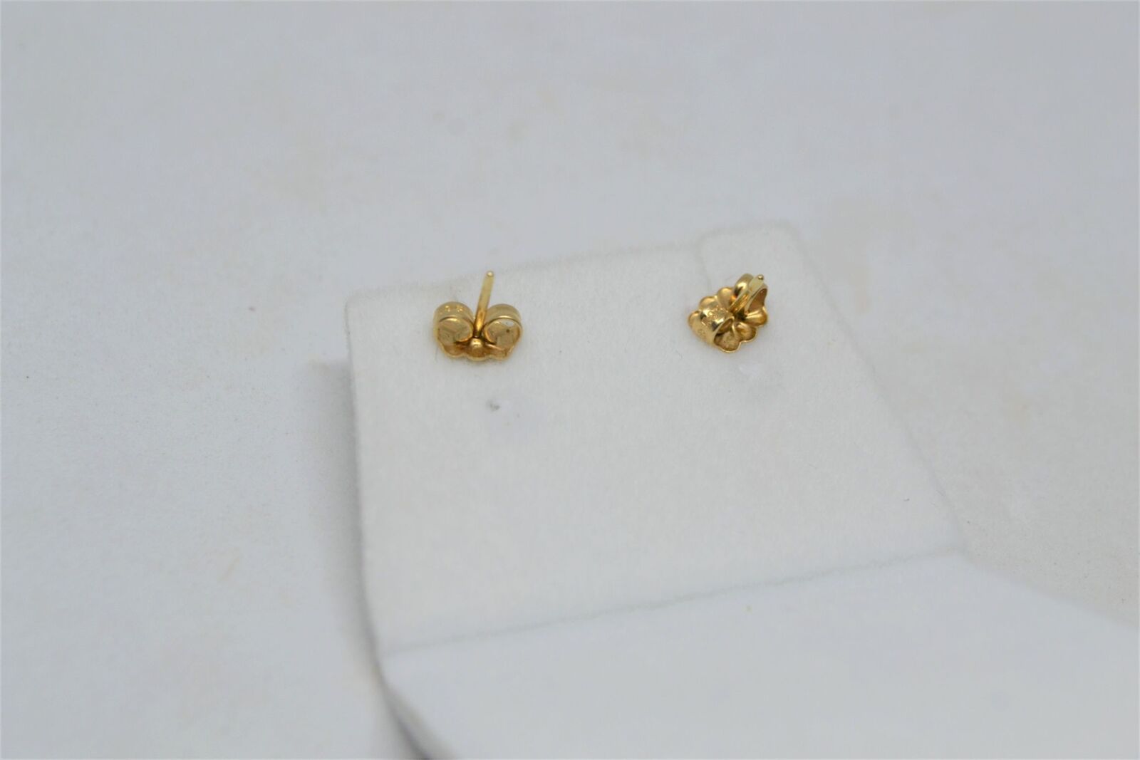 Discover our stunning 14ct gold & emerald lace earrings by Franklin-Mint. Elegant design, exceptional quality. Weight 3.5g. Shop now for jeweled luxury.