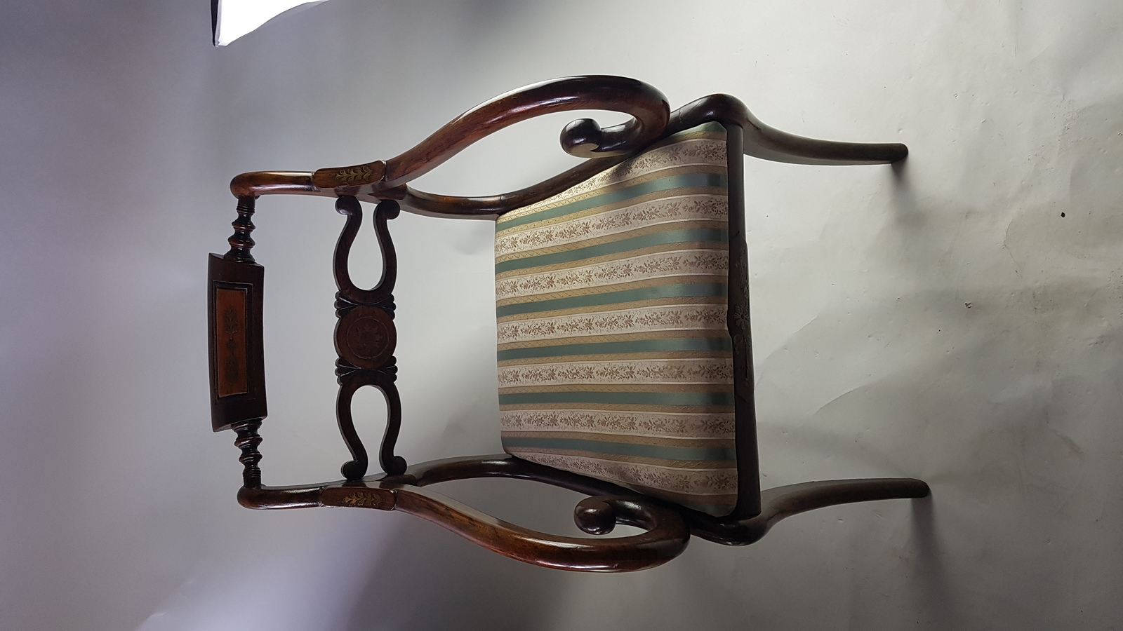 Discover our selection of Regency brass marquetry dining armchairs! Highlight your dining room with their unique design. Shop now and enjoy the quality of their intricate details.