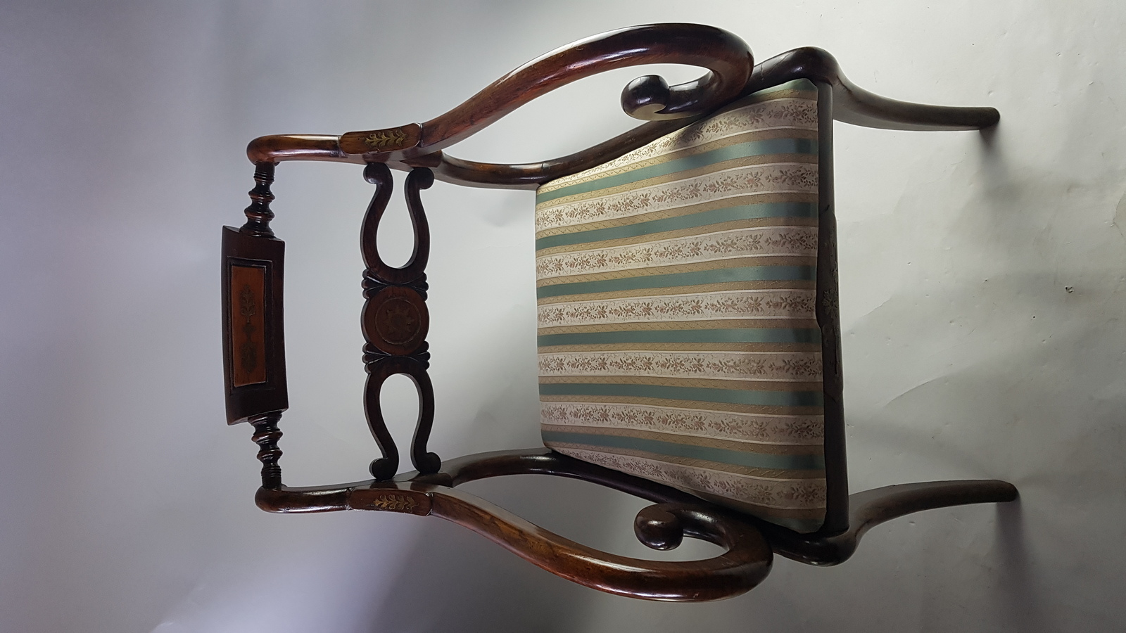 Discover our selection of Regency brass marquetry dining armchairs! Highlight your dining room with their unique design. Shop now and enjoy the quality of their intricate details.