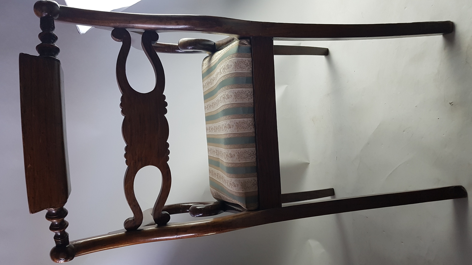 Discover our selection of Regency brass marquetry dining armchairs! Highlight your dining room with their unique design. Shop now and enjoy the quality of their intricate details.