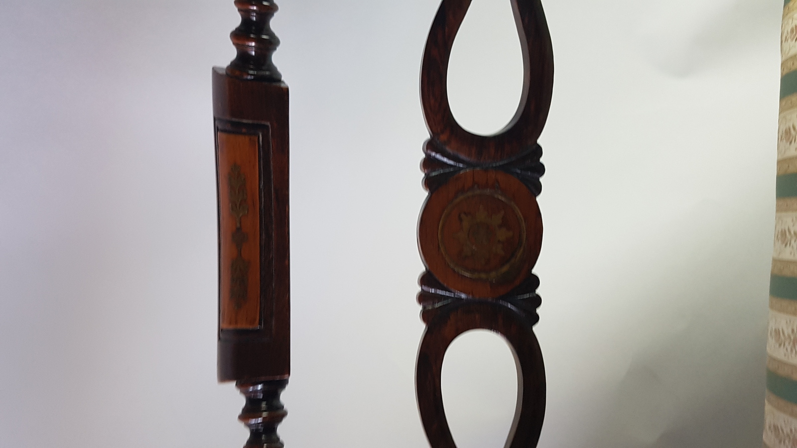 Discover our selection of Regency brass marquetry dining armchairs! Highlight your dining room with their unique design. Shop now and enjoy the quality of their intricate details.