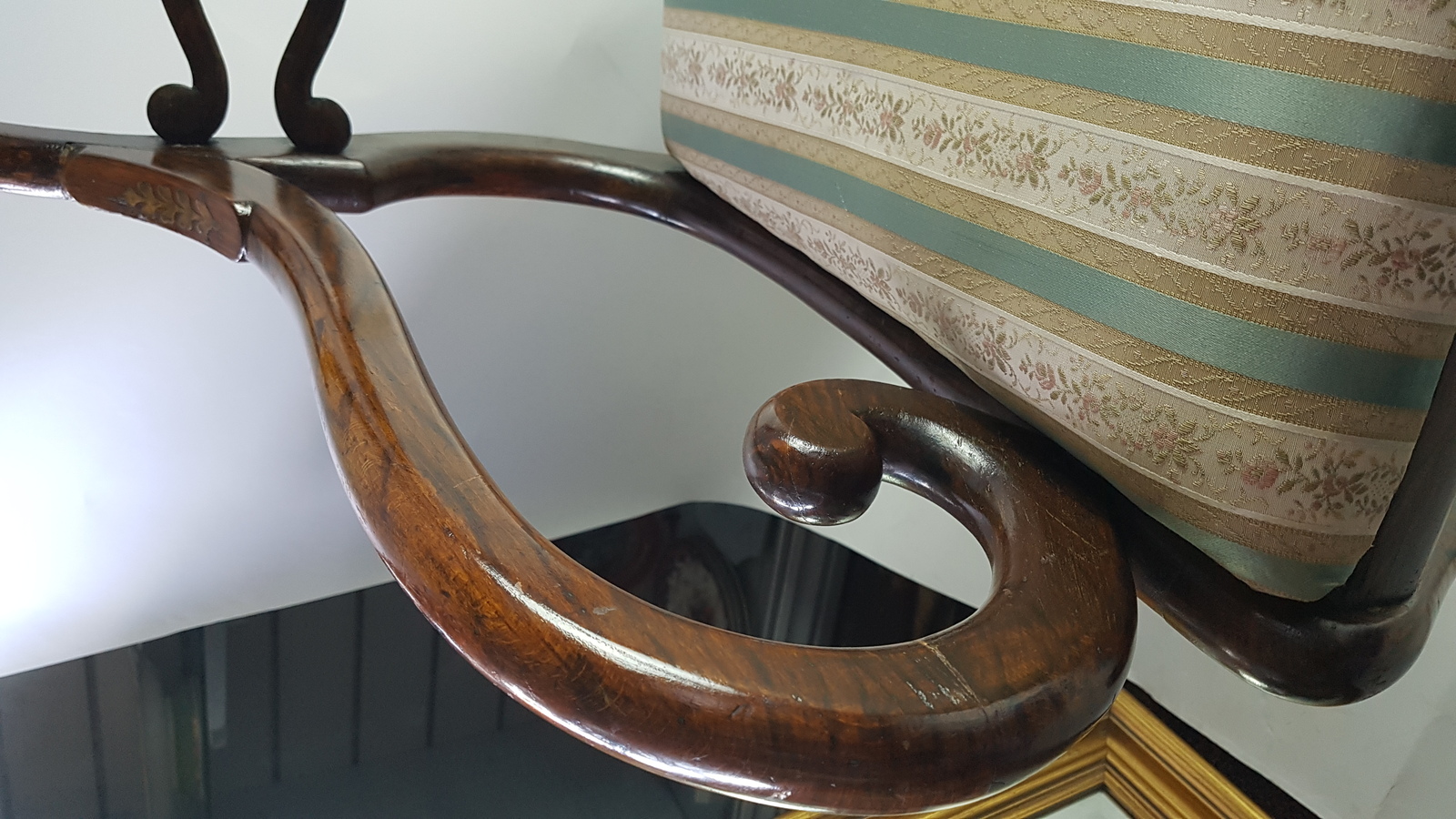 Discover our selection of Regency brass marquetry dining armchairs! Highlight your dining room with their unique design. Shop now and enjoy the quality of their intricate details.