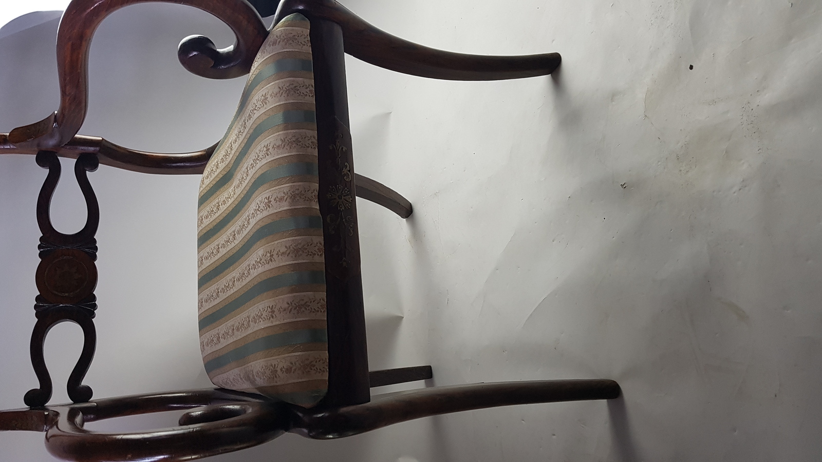 Discover our selection of Regency brass marquetry dining armchairs! Highlight your dining room with their unique design. Shop now and enjoy the quality of their intricate details.