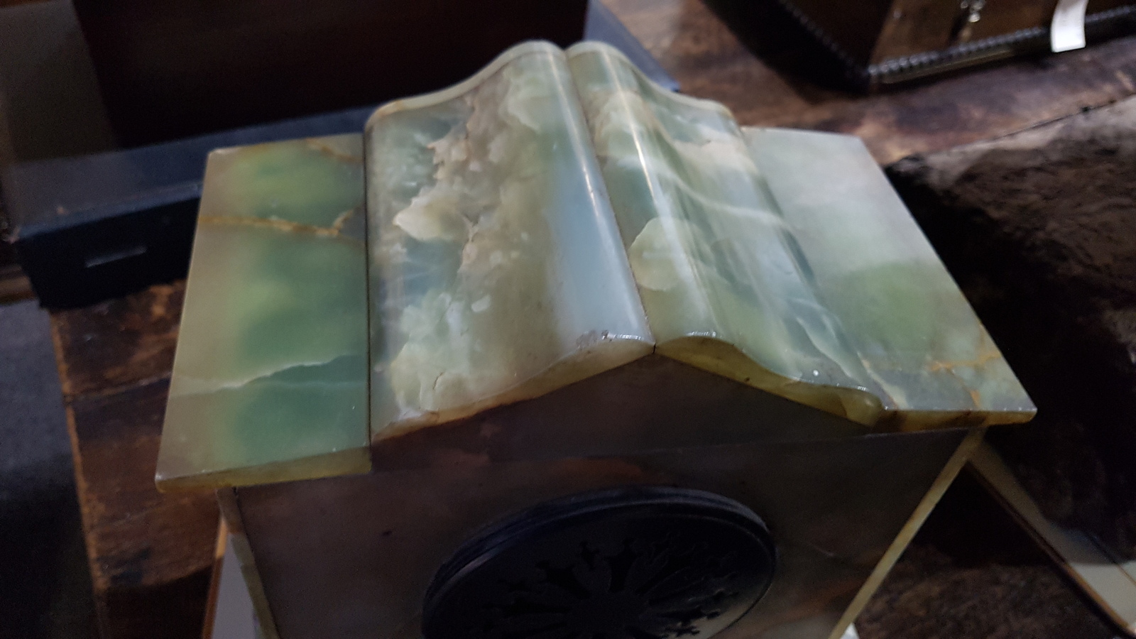 Discover our range of antique mantel clocks. Try the 20th-century onyx architectural mantel clock - a true gem! Don't miss out, shop now to add a vintage touch to your space.