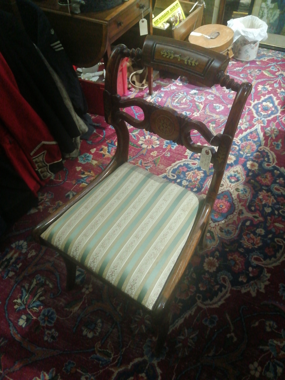 Discover a pair of vintage regency rosewood chairs in need of minor restoration. Explore our collection now and give them a new life! Your perfect decor awaits.