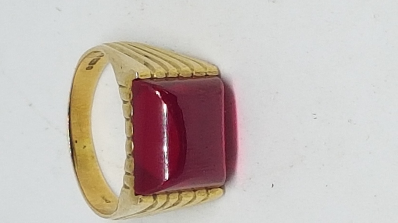 Discover our 9 ct gold signet ring, set with a large synthetic ruby. Authentic English hallmarks, weighs 8.3g. Find your perfect match in size V!