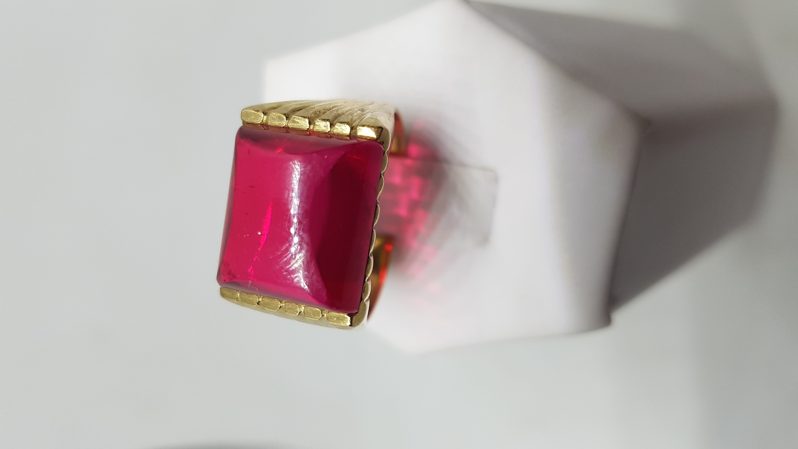 Discover our 9 ct gold signet ring, set with a large synthetic ruby. Authentic English hallmarks, weighs 8.3g. Find your perfect match in size V!