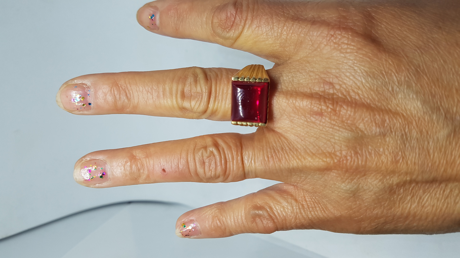 Discover our 9 ct gold signet ring, set with a large synthetic ruby. Authentic English hallmarks, weighs 8.3g. Find your perfect match in size V!