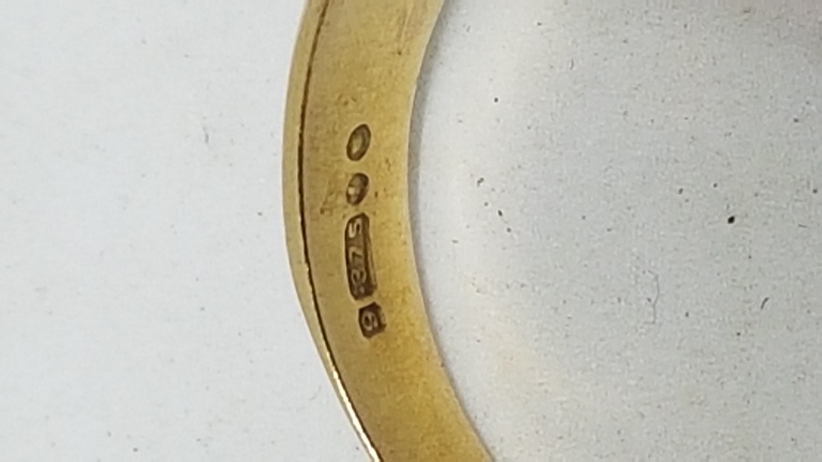 Discover our 9 ct gold signet ring, set with a large synthetic ruby. Authentic English hallmarks, weighs 8.3g. Find your perfect match in size V!