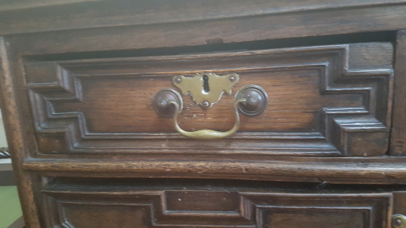 Discover our William and Mary period oak chest, featuring two short and two long drawers with brass fittings. In excellent condition. Shop now for historical accuracy!