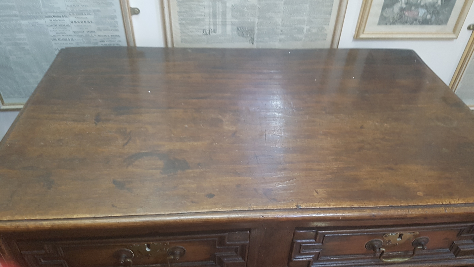 Discover our William and Mary period oak chest, featuring two short and two long drawers with brass fittings. In excellent condition. Shop now for historical accuracy!