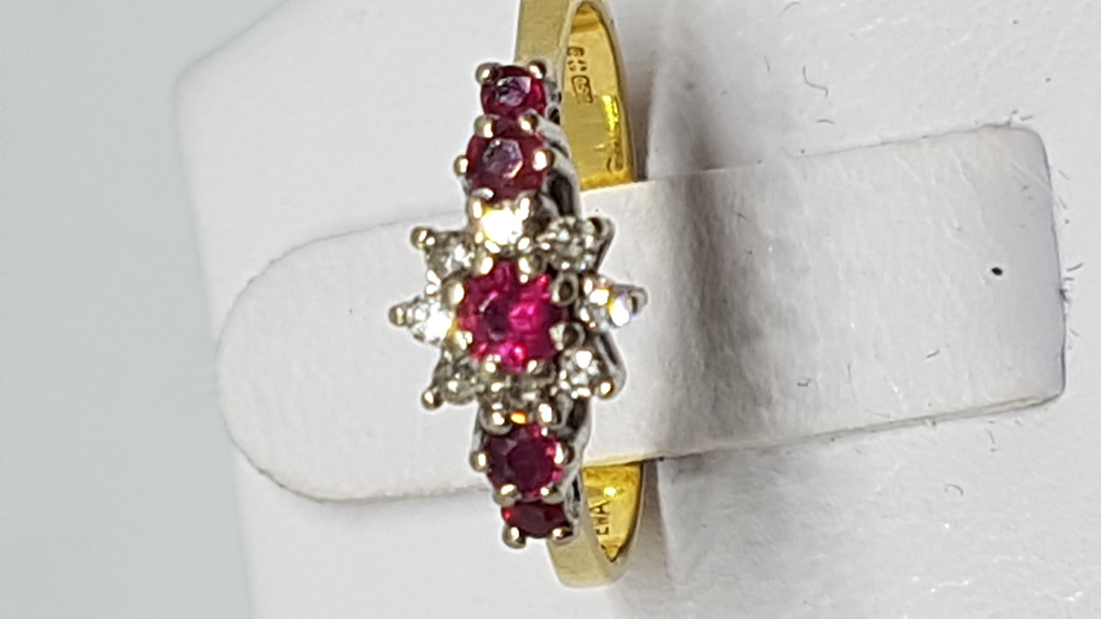 Discover our 18 ct gold ruby and diamond dress ring! Featuring a stunning ruby encircled by shimmering diamonds, it weighs 2.8 g and comes in size M. Shop now for a touch of elegance!