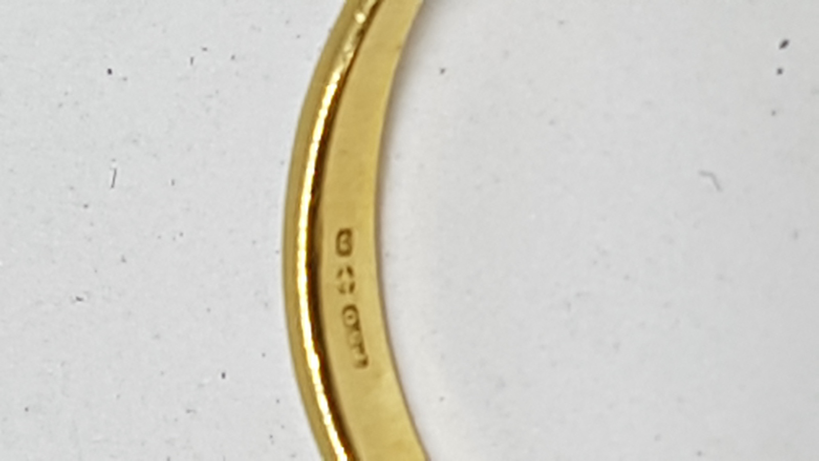 Discover our 18 ct gold ruby and diamond dress ring! Featuring a stunning ruby encircled by shimmering diamonds, it weighs 2.8 g and comes in size M. Shop now for a touch of elegance!