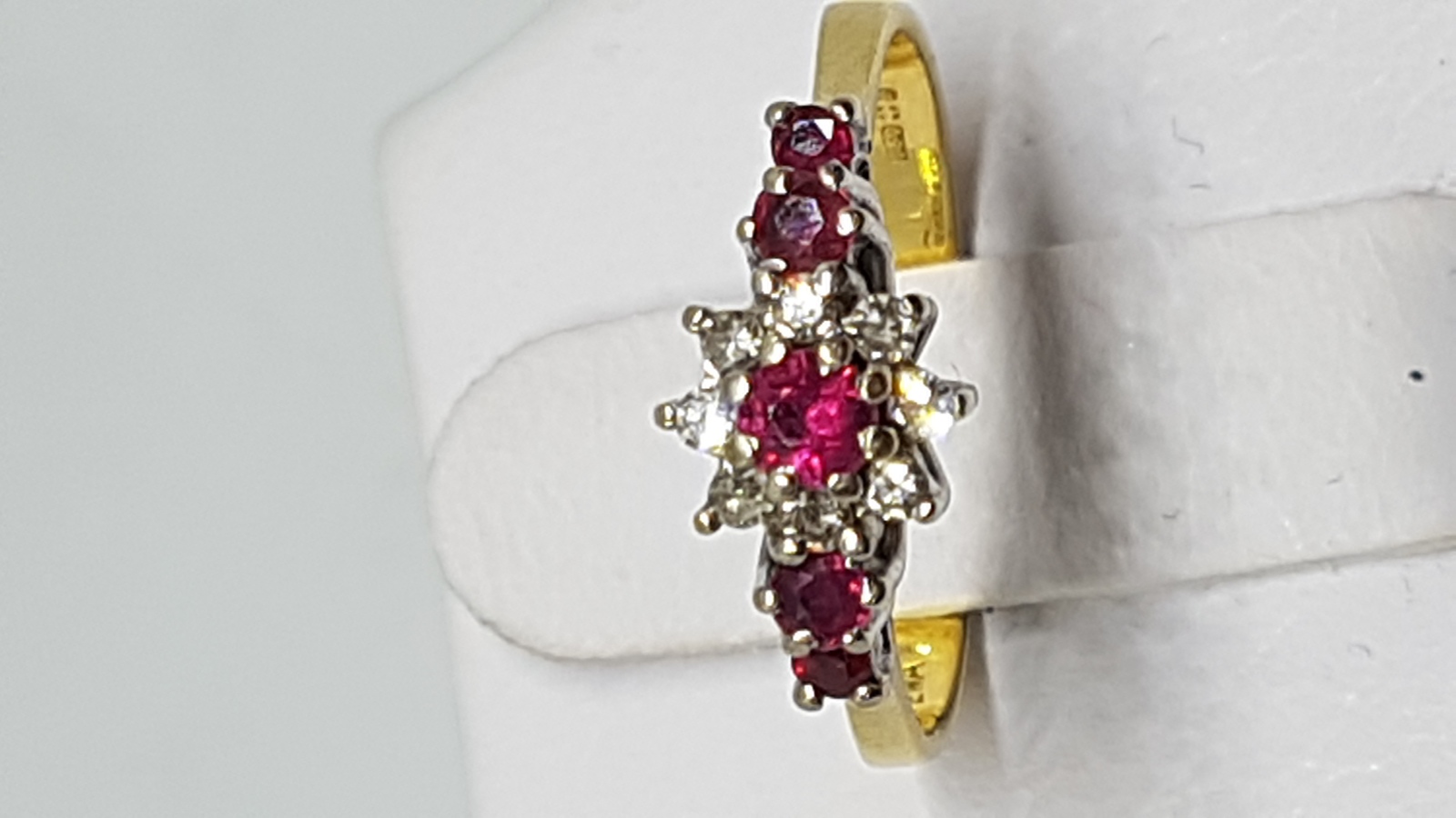 Discover our 18 ct gold ruby and diamond dress ring! Featuring a stunning ruby encircled by shimmering diamonds, it weighs 2.8 g and comes in size M. Shop now for a touch of elegance!