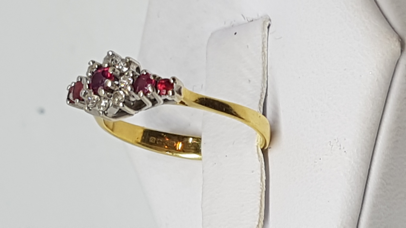 Discover our 18 ct gold ruby and diamond dress ring! Featuring a stunning ruby encircled by shimmering diamonds, it weighs 2.8 g and comes in size M. Shop now for a touch of elegance!