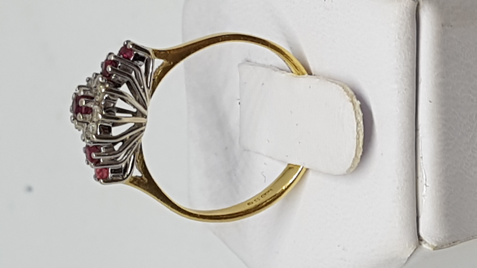 Discover our 18 ct gold ruby and diamond dress ring! Featuring a stunning ruby encircled by shimmering diamonds, it weighs 2.8 g and comes in size M. Shop now for a touch of elegance!