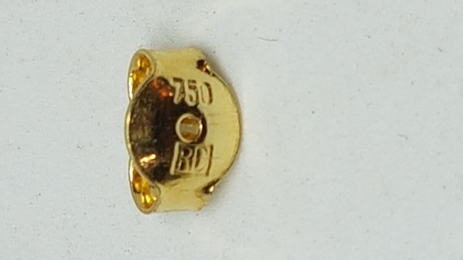 Discover our tri-coloured yellow metal pendant and earring suite. Textured with white and rose accents, it's a luxurious addition to any outfit. Explore now for a unique style boost!