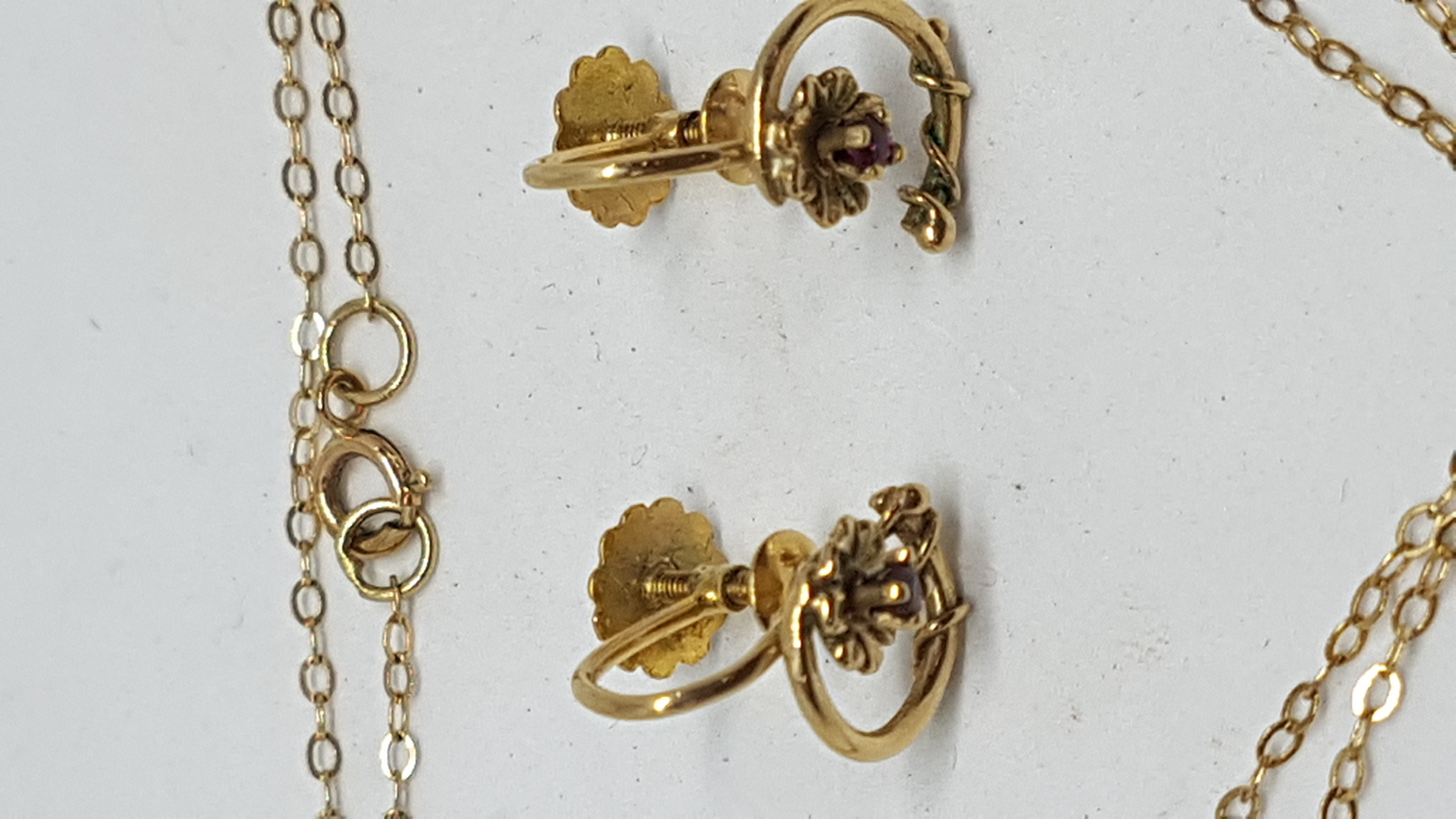 A Set Of 9 ct Gold Chain With Ruby Pendant Matching With  Earrings