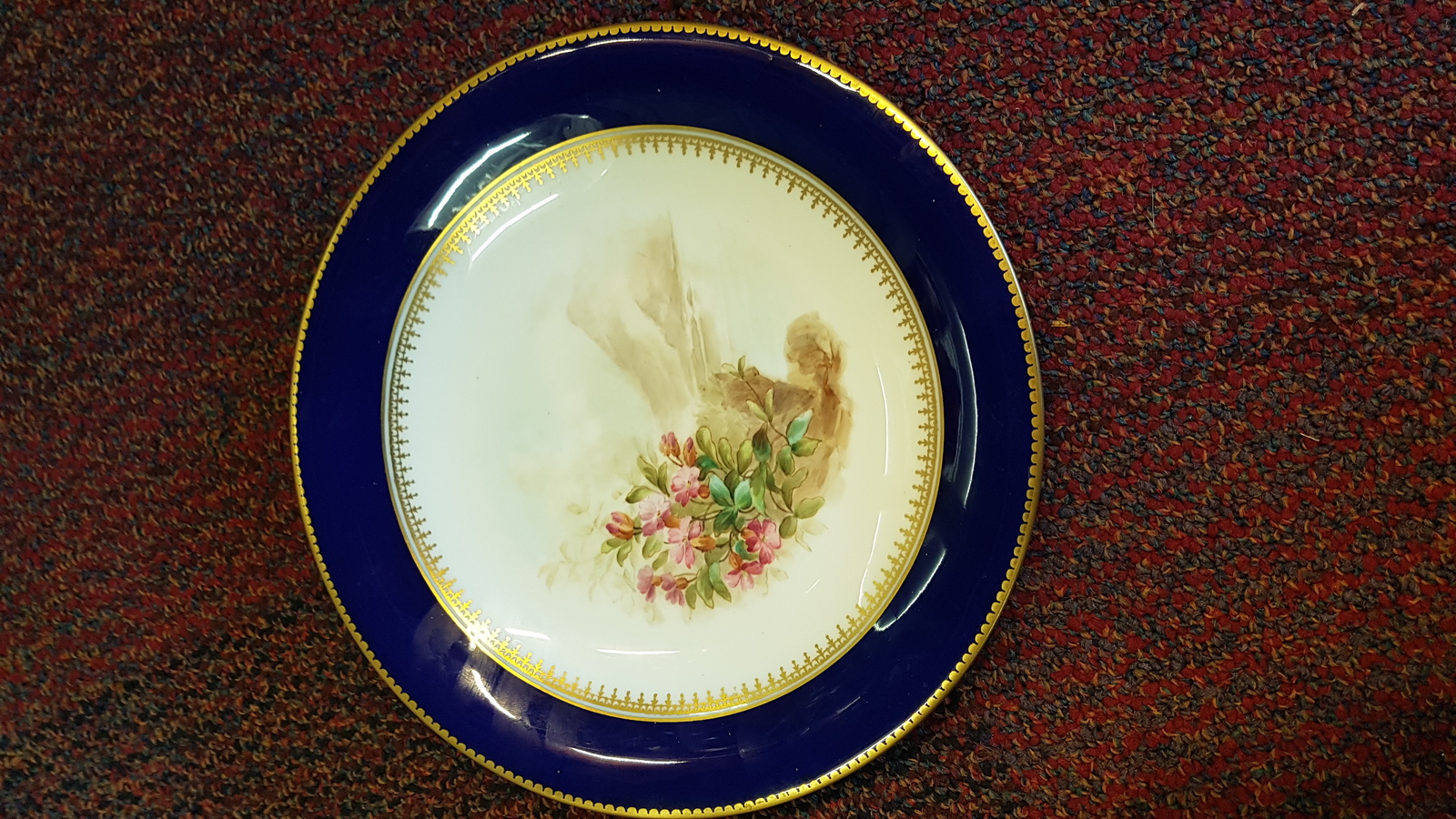 Discover our 9th C. Grainger's Worcester plate, handpainted with wild flowers. Adorned with an impressed mark and pattern no. 2541. Explore now!