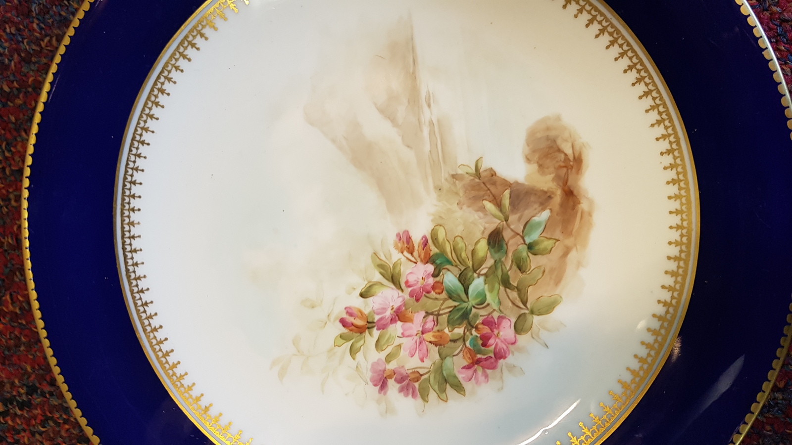 Discover our 9th C. Grainger's Worcester plate, handpainted with wild flowers. Adorned with an impressed mark and pattern no. 2541. Explore now!