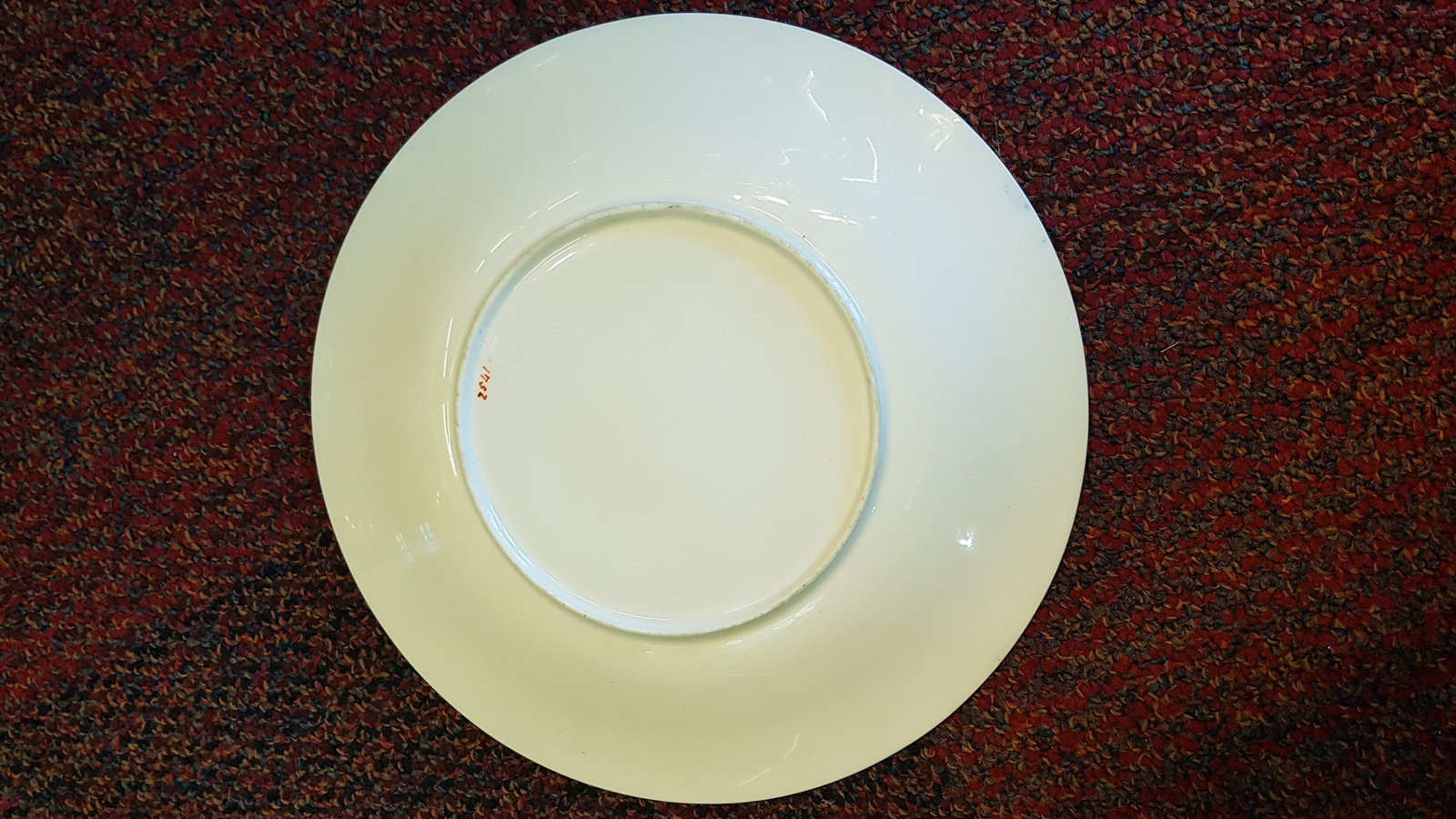 Discover our 9th C. Grainger's Worcester plate, handpainted with wild flowers. Adorned with an impressed mark and pattern no. 2541. Explore now!