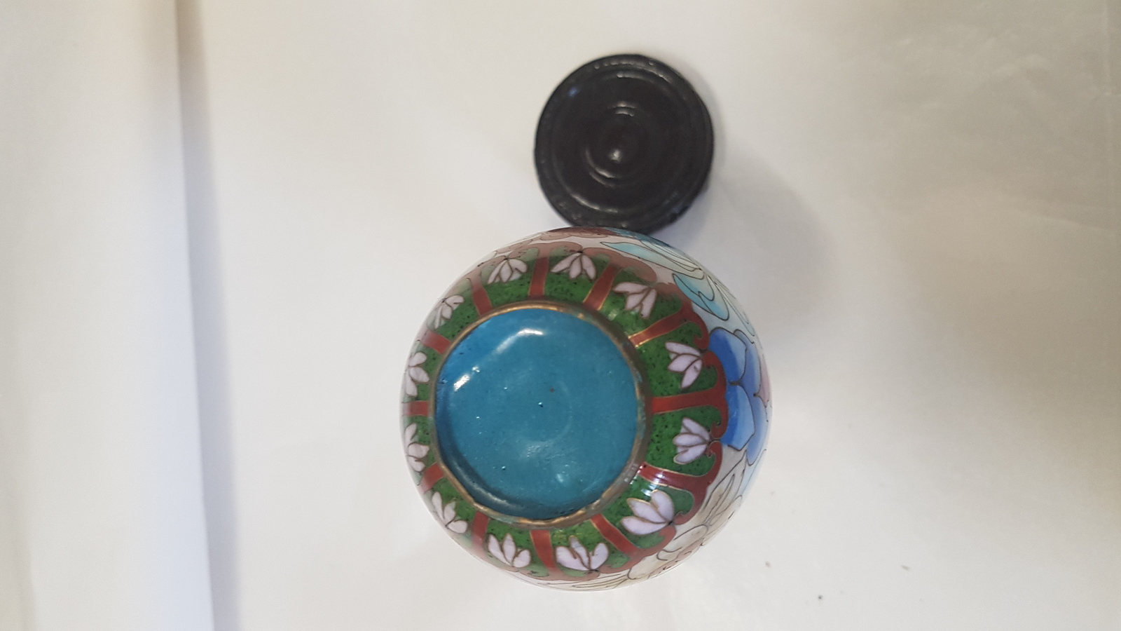 Explore our unique collection of beautiful small cloisonné arts. Come find a perfect piece, 16cm high without its stand. Buy now for your aesthetic needs!