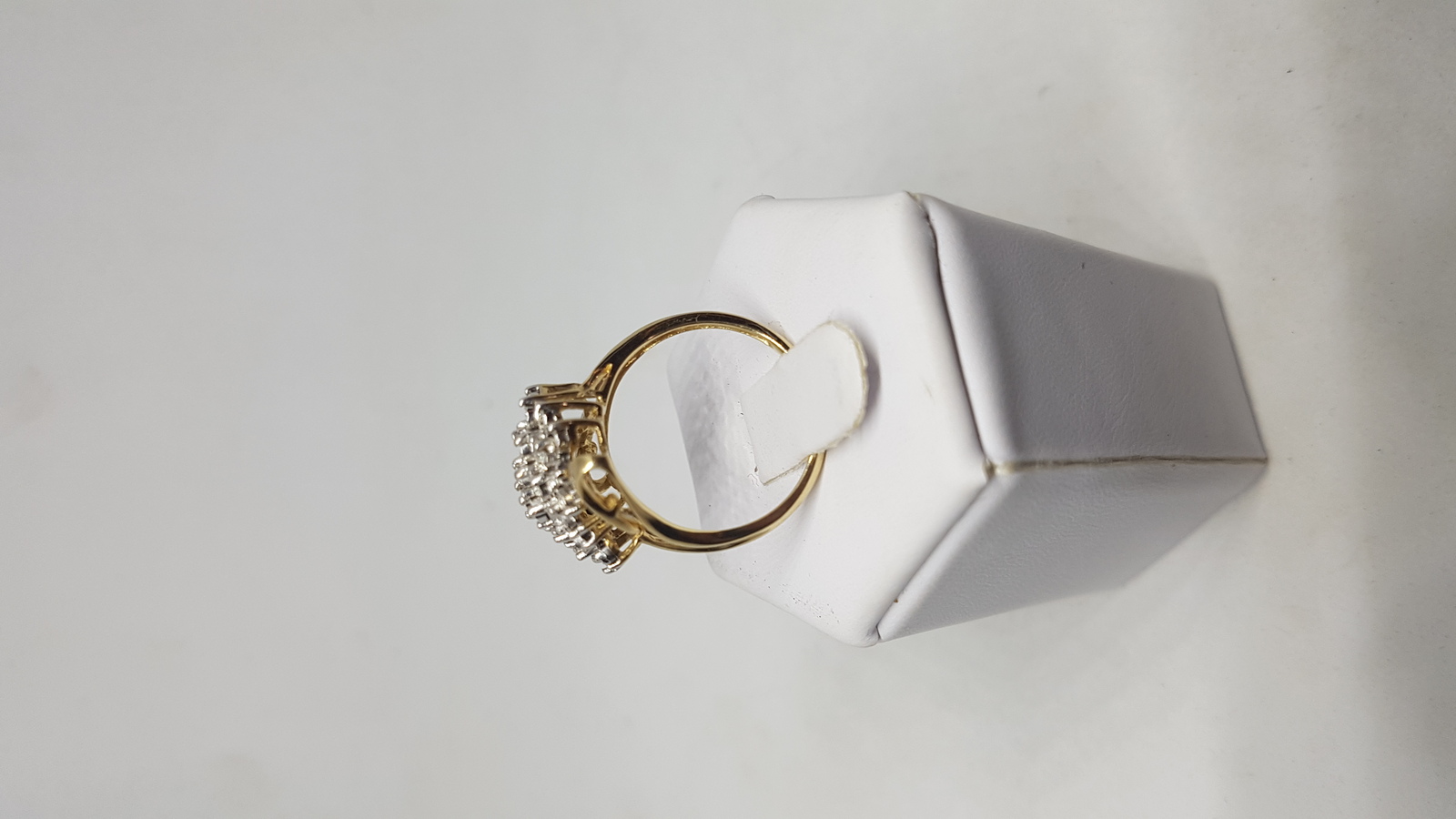 Discover our 10 ct gold and diamond cluster ring. Designed with floral sprays on a pierced mount, it's the perfect size N. Explore now and feel the weight of 4.4g luxury!