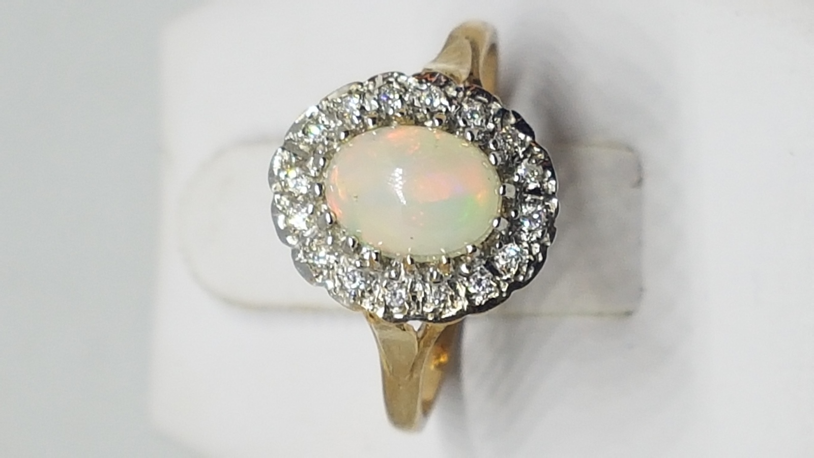 Discover our irresistible opal and diamond cluster ring, set in 9 ct yellow gold. Shop now for authentic Birmingham hallmarked jewellery, size Q. Total weight: 2.8 g.