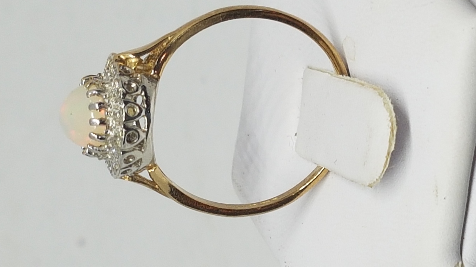 Discover our irresistible opal and diamond cluster ring, set in 9 ct yellow gold. Shop now for authentic Birmingham hallmarked jewellery, size Q. Total weight: 2.8 g.