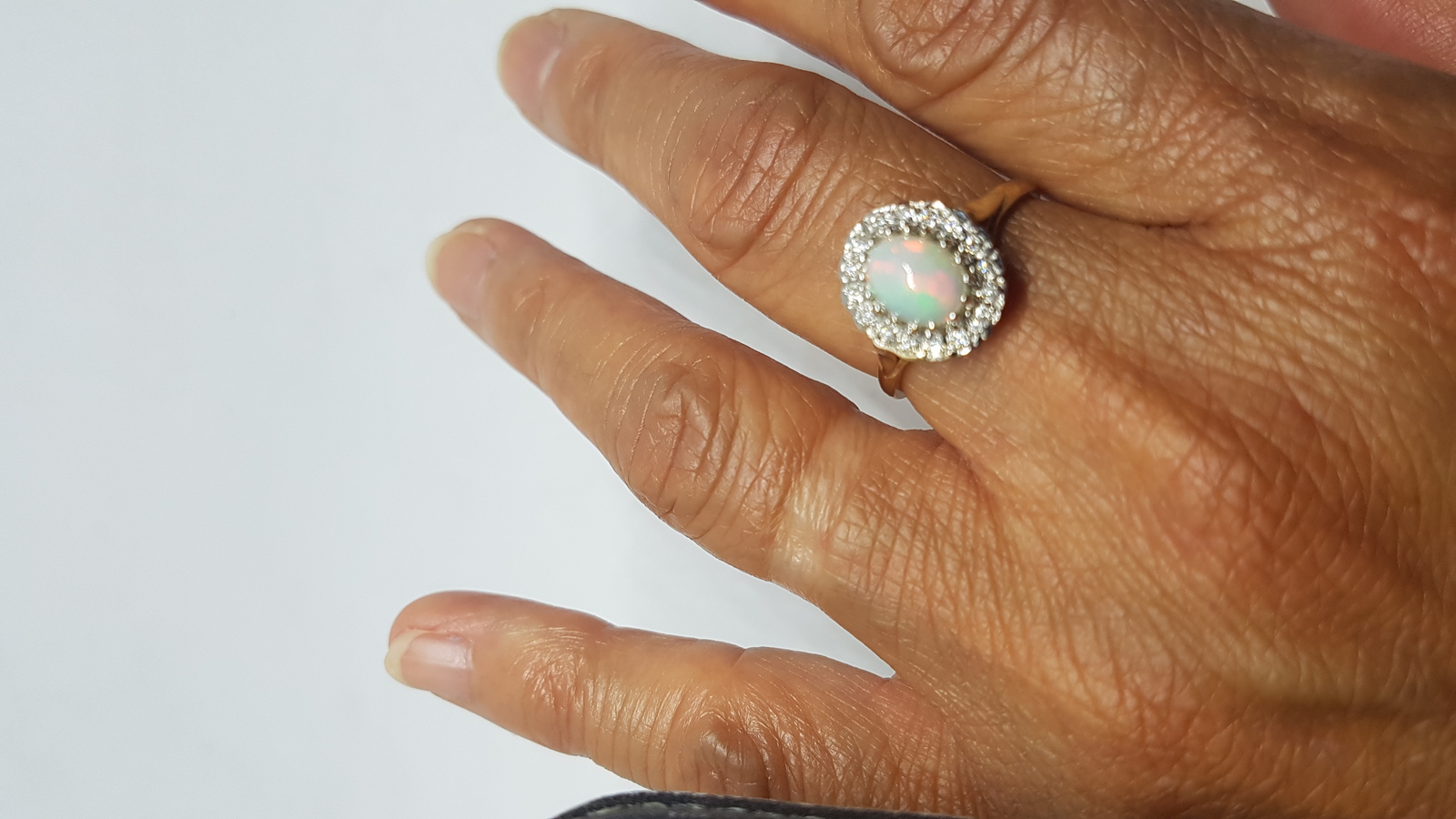 Discover our irresistible opal and diamond cluster ring, set in 9 ct yellow gold. Shop now for authentic Birmingham hallmarked jewellery, size Q. Total weight: 2.8 g.