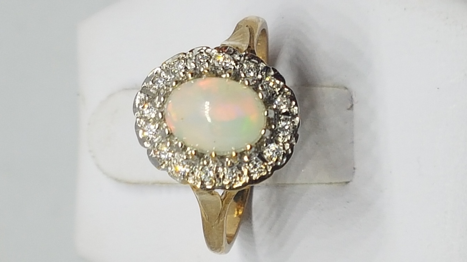 Discover our irresistible opal and diamond cluster ring, set in 9 ct yellow gold. Shop now for authentic Birmingham hallmarked jewellery, size Q. Total weight: 2.8 g.