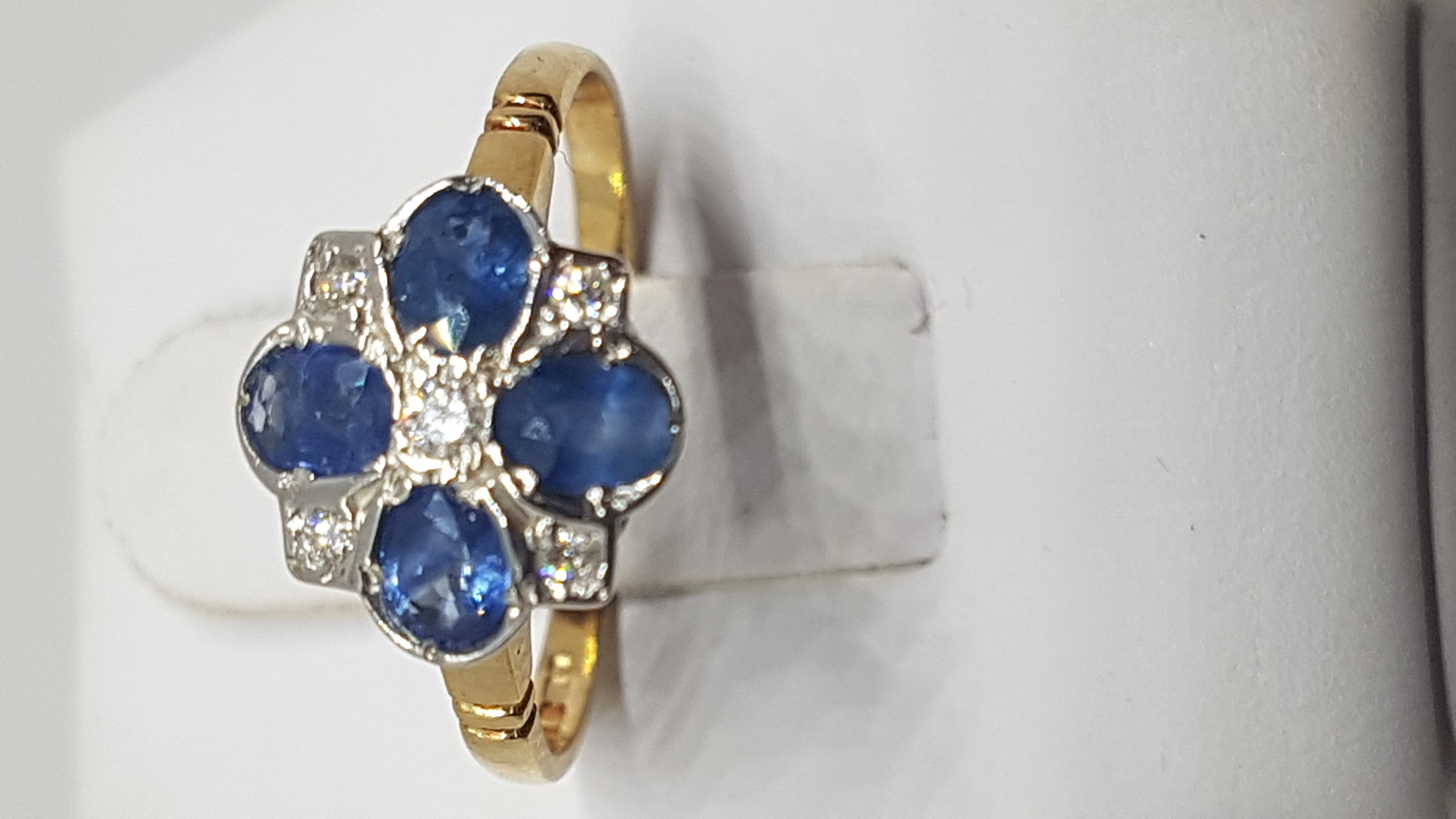 Explore our collection of vintage Art Deco rings, especially this unique 18ct gold sapphire & diamond piece. Start your precious collection today!