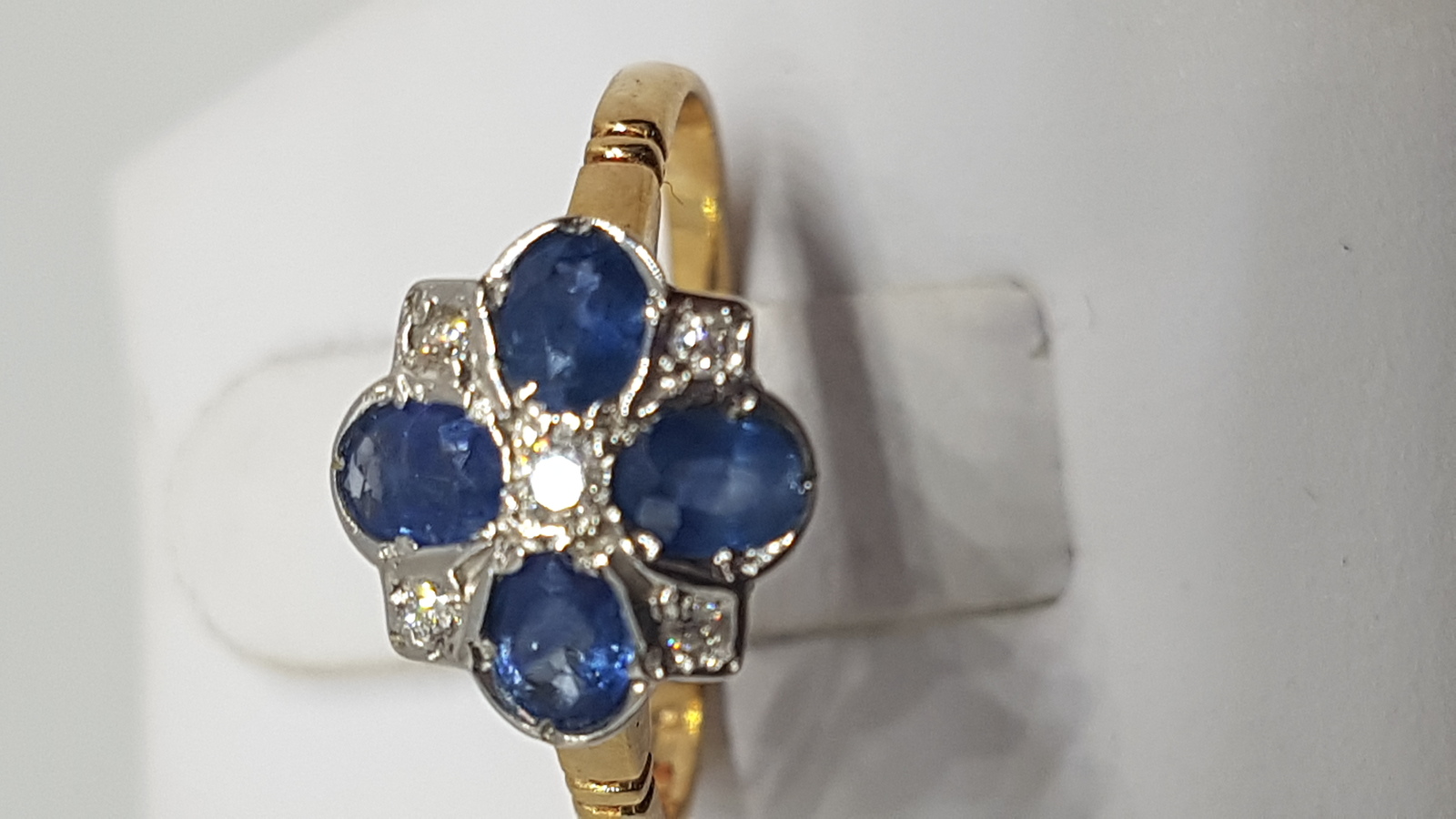 Explore our collection of vintage Art Deco rings, especially this unique 18ct gold sapphire & diamond piece. Start your precious collection today!