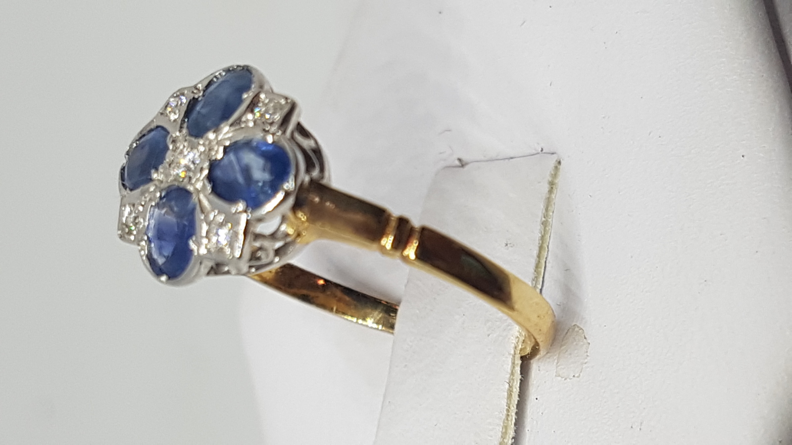 Explore our collection of vintage Art Deco rings, especially this unique 18ct gold sapphire & diamond piece. Start your precious collection today!