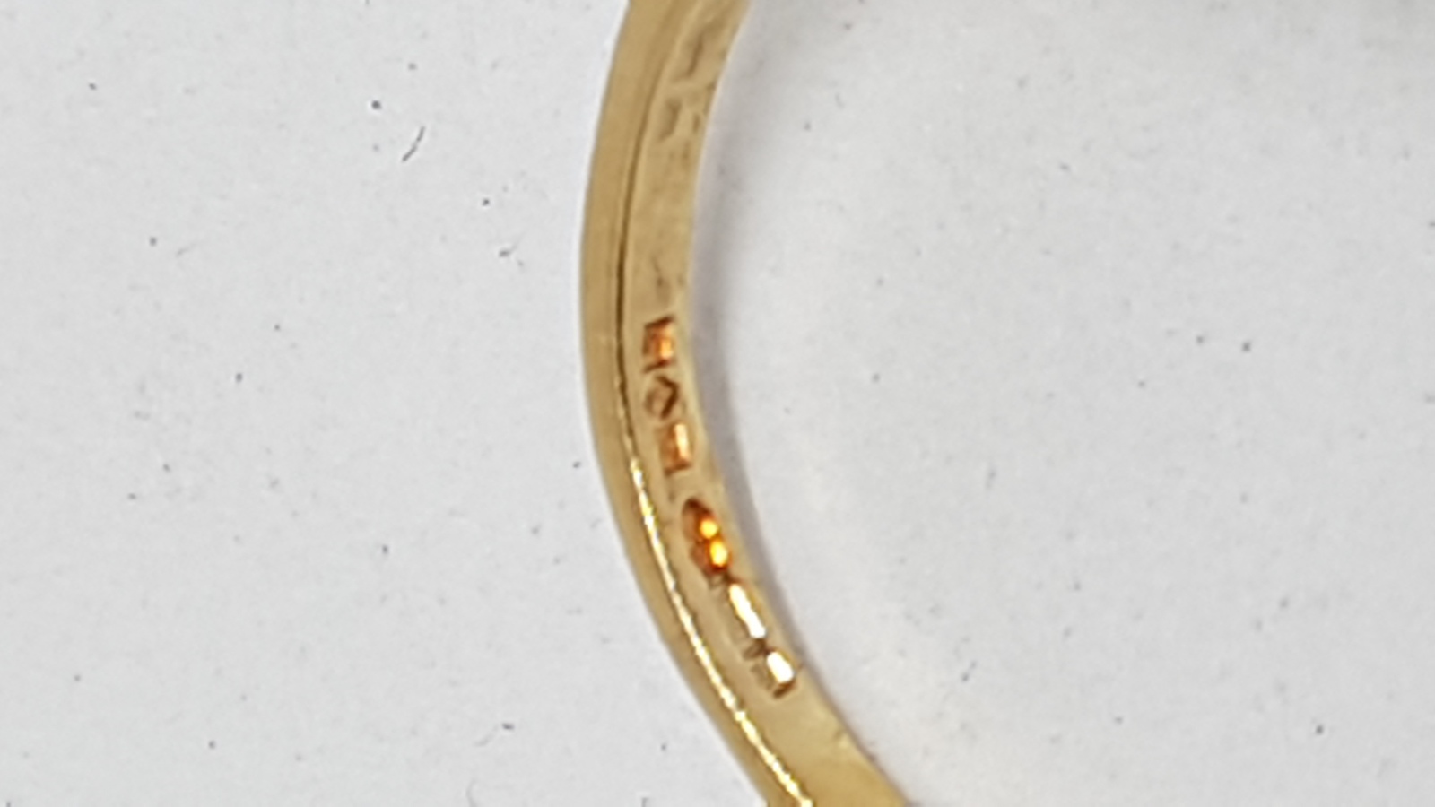 Explore our collection of vintage Art Deco rings, especially this unique 18ct gold sapphire & diamond piece. Start your precious collection today!