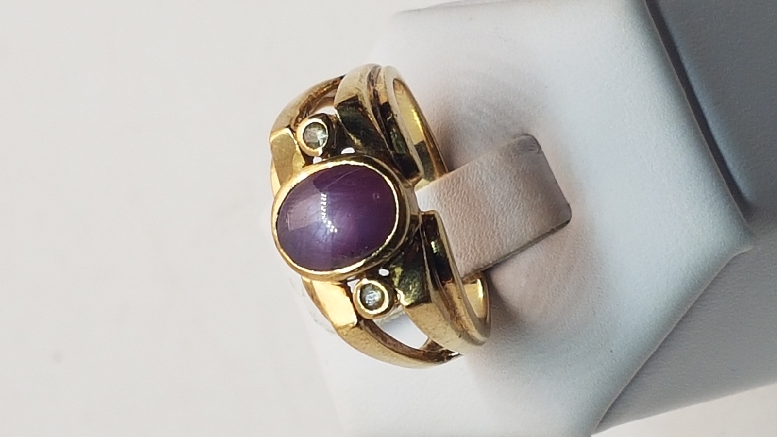 Browse our collection of stunning 9ct yellow gold star ruby dress rings. Featuring an exquisite 3.89 ct ruby and Birmingham hallmarks. Order yours today!