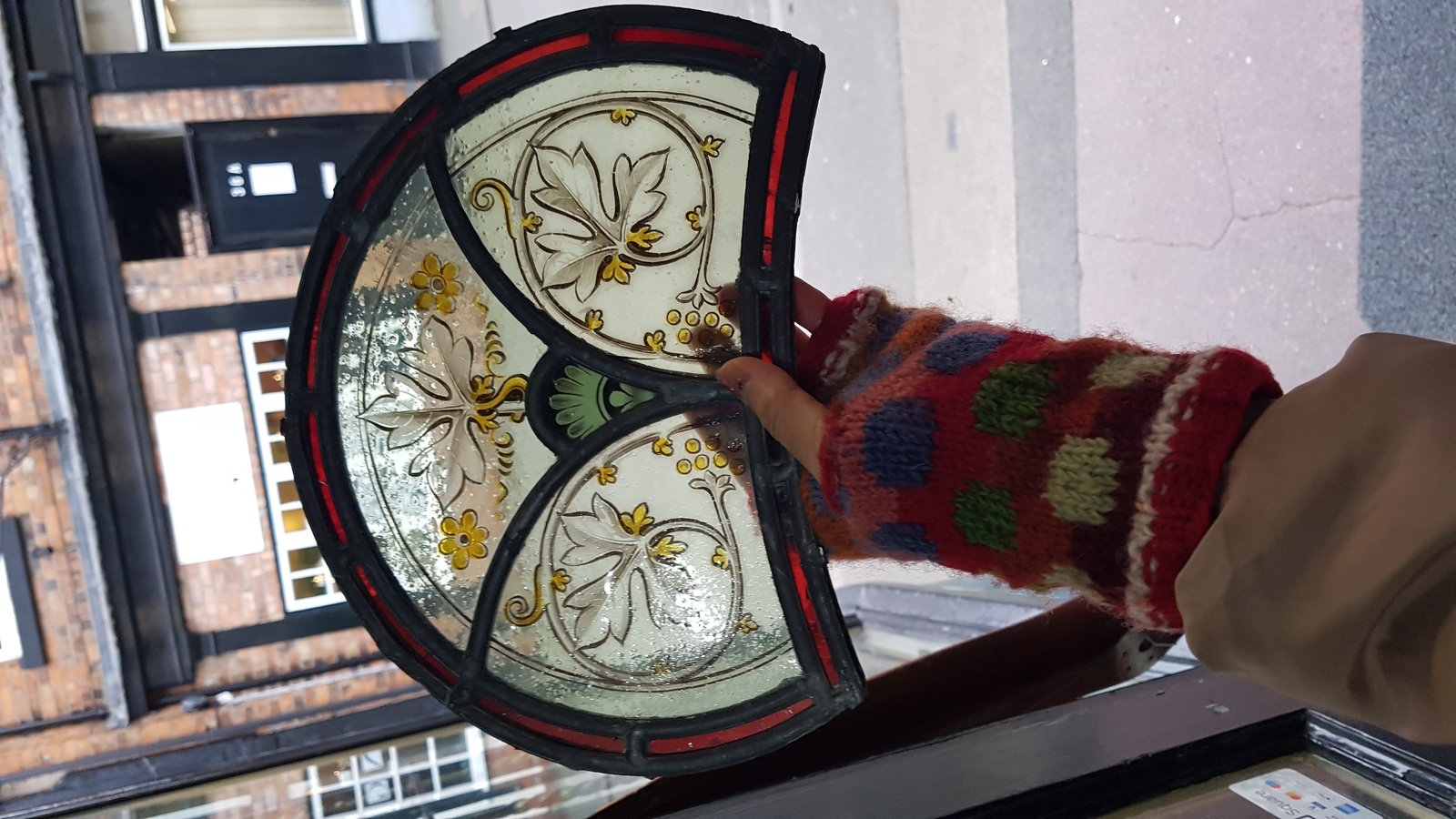 Discover our 19th-century leaded stained glass panels. Handpainted grapevine designs, vibrant red borders, size 22 x 28cm, in impeccable condition. Shop now!