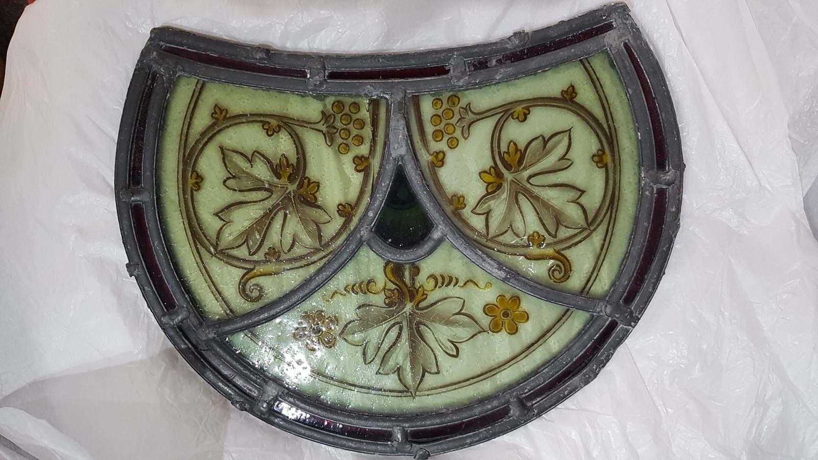 Discover our 19th-century leaded stained glass panels. Handpainted grapevine designs, vibrant red borders, size 22 x 28cm, in impeccable condition. Shop now!