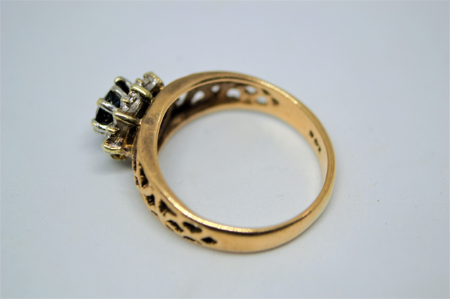 Discover our exquisite 9ct gold sapphire and diamond ring. Weighs just 3.2g and fits ring size L. Bring elegance to your style. Buy now!