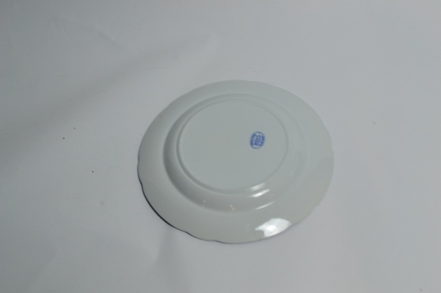 Discover our collection of Seven Copland Blue Italian Spode Plates, each with a diameter of 23cm. Shop now and add a touch of elegance to your dining area!