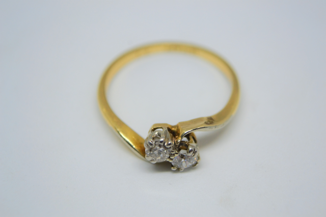 Откройте для себя наше элегантное кольцо с двумя бриллиантами 18 карат. Идеальное состояние, бриллиант 0,20 карат, общий вес 2 г. Идеально подходит для размера L. Покупайте сейчас!