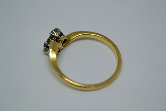 Откройте для себя наше элегантное кольцо с двумя бриллиантами 18 карат. Идеальное состояние, бриллиант 0,20 карат, общий вес 2 г. Идеально подходит для размера L. Покупайте сейчас!