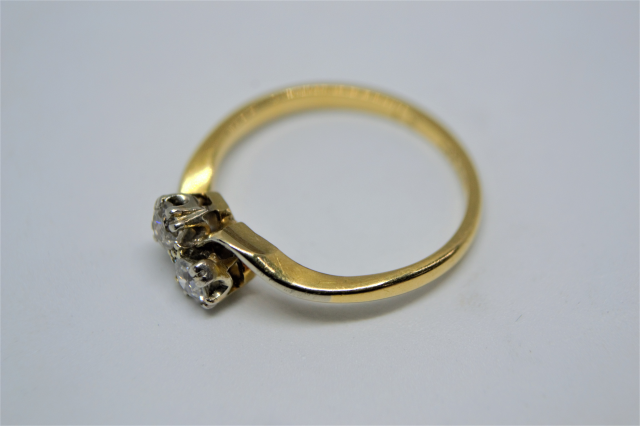 Откройте для себя наше элегантное кольцо с двумя бриллиантами 18 карат. Идеальное состояние, бриллиант 0,20 карат, общий вес 2 г. Идеально подходит для размера L. Покупайте сейчас!