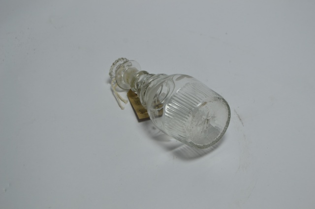 Discover our top-quality, 19cm high Small Georgian Decanter. Ideal for wine lovers, perfect for elegant news. Shop now and add a classic touch to your collection.